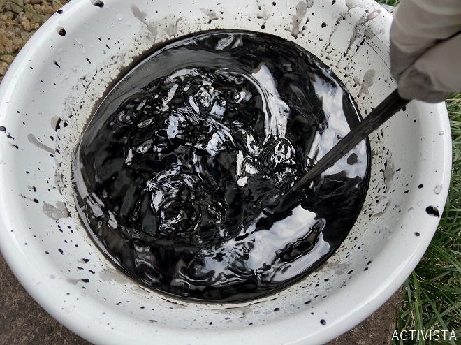 ダイロンマルチの原料と塩を40度のお湯に入れて割りばしでかき混ぜている画像