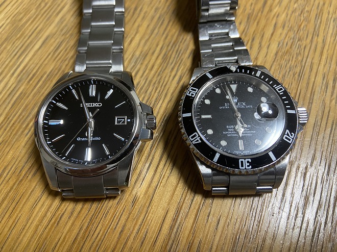 左グランドセイコー、右ロレックスサブマリーナ。2本の時計をテーブルに並べてみた画像