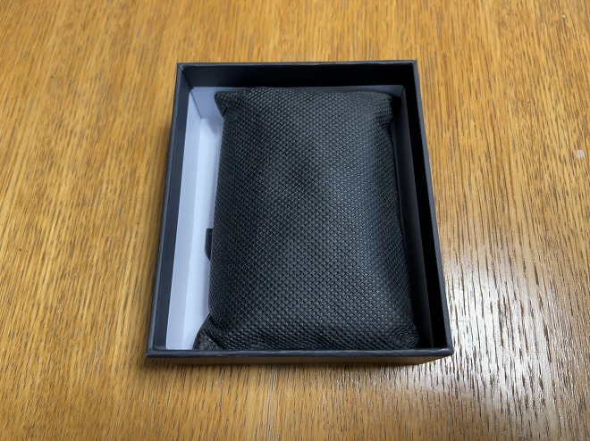 専用ボックスの中には不織布にライフポケット財布と付属品が入っている