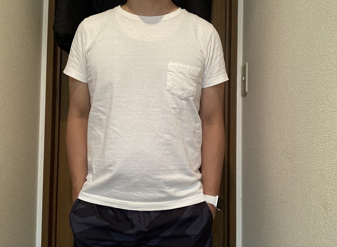 レミレリーフの白Tシャツをコーデする筆者正面から撮影した画像